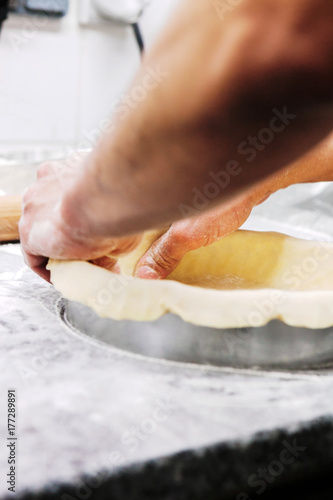 pâtissier prépare une pate à tarte