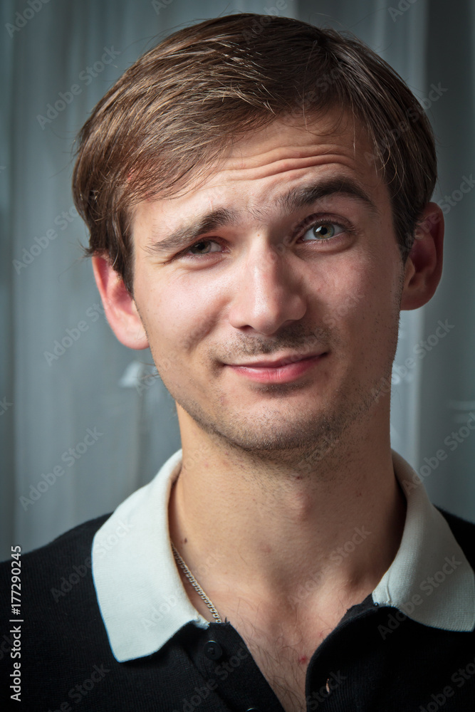 Obraz premium Смущённый парень