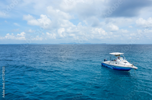 Speed boat floating in the beautiful ocean with blue sky © Wintakorn