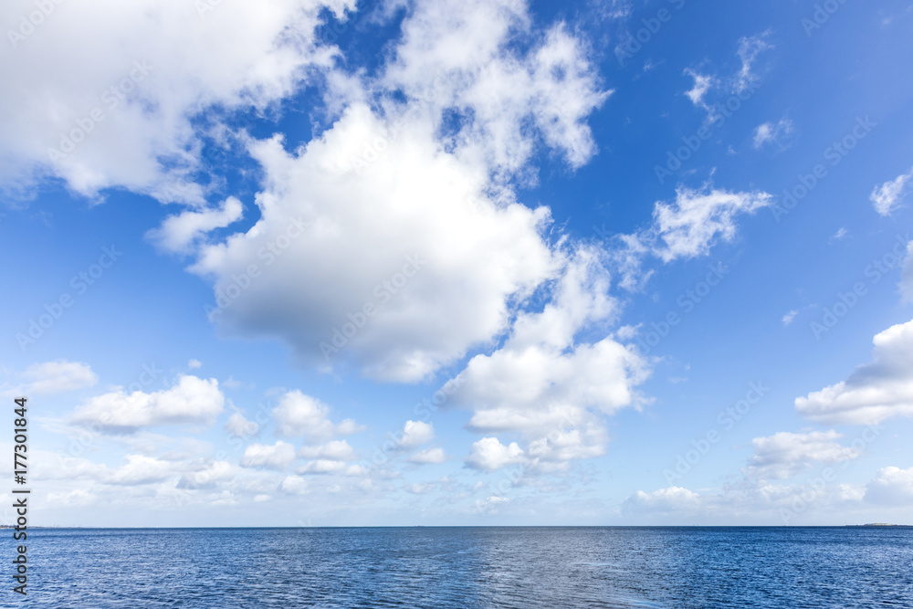 Fototapeta premium Beautiful sea under cloudy blue sky