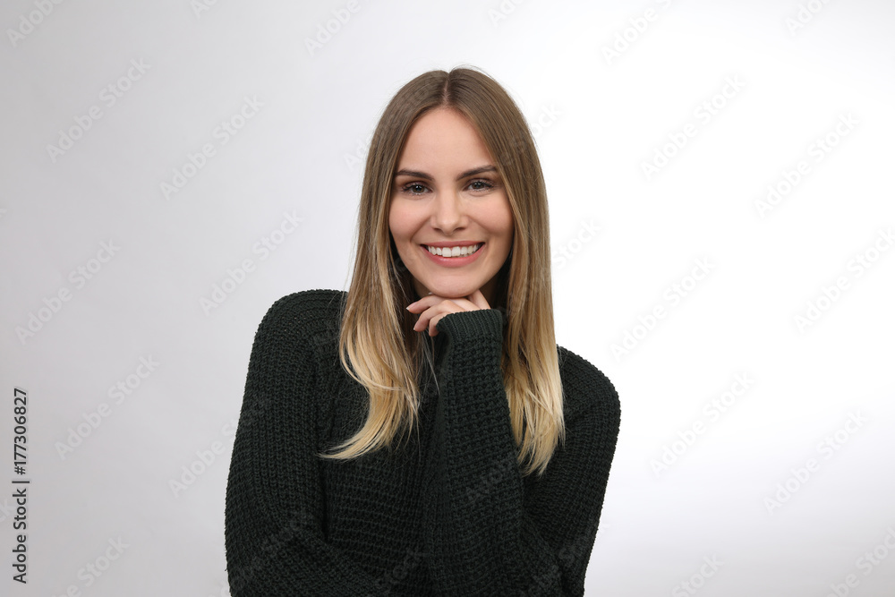 Hübsche blonde Frau lacht Hübsche blonde Frau lacht