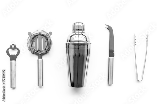 Foto Barman equipment. Shaker, strainer on white background top view