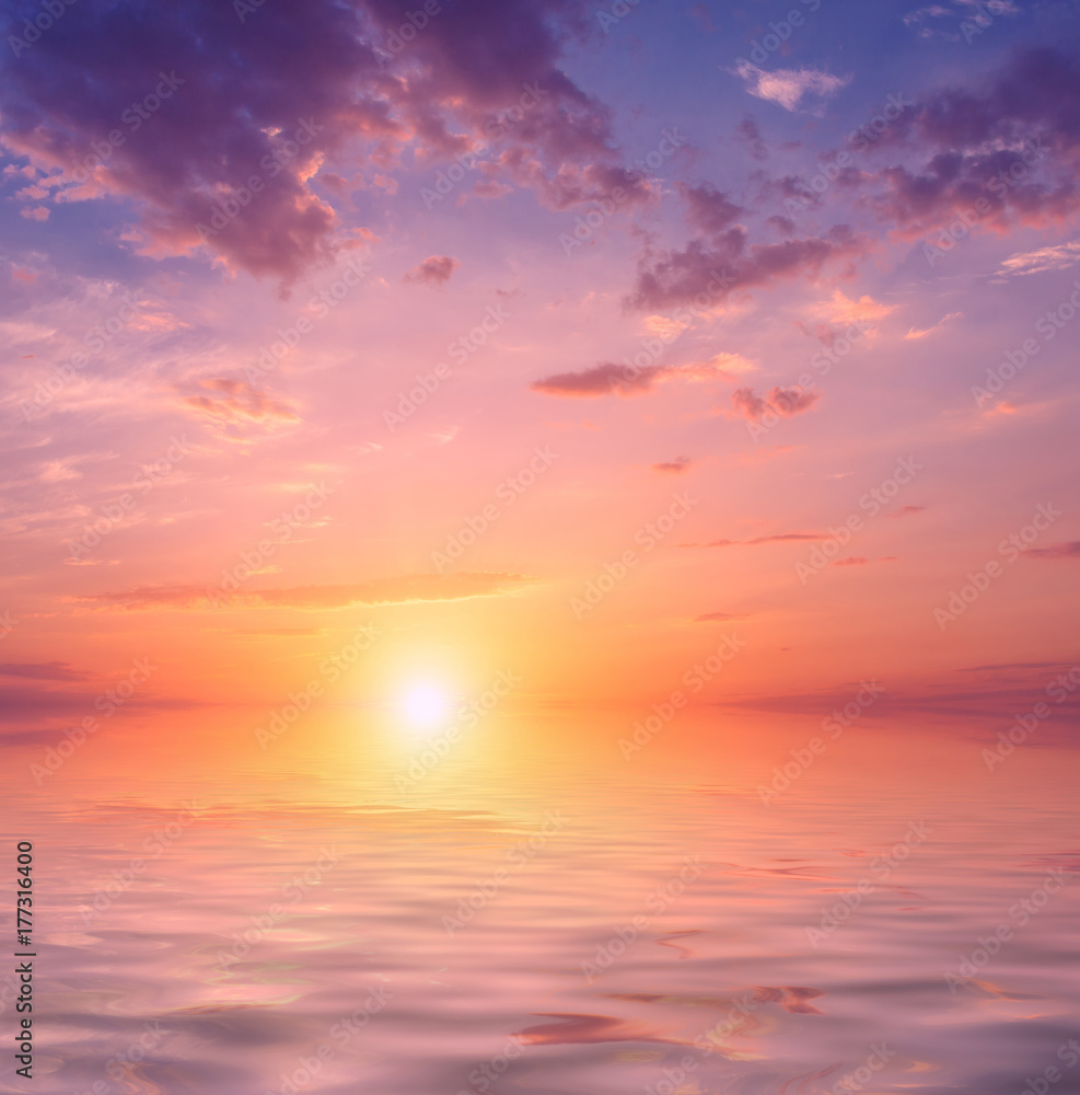 Fototapeta premium A magnificent sunset with a bright sun over the sea.