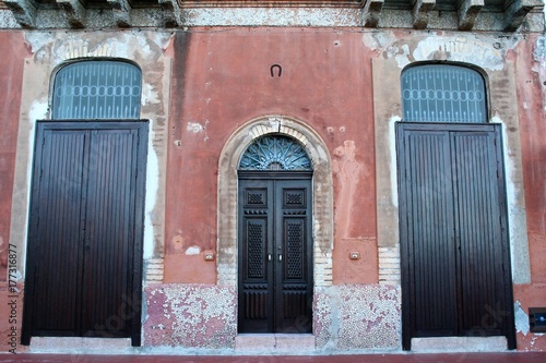 fasada domu z drewnianymi drzwiami