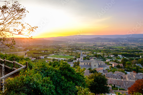 Vue depuis le hot du village de Bonnieux en Provence, France. Coucher de soleil.