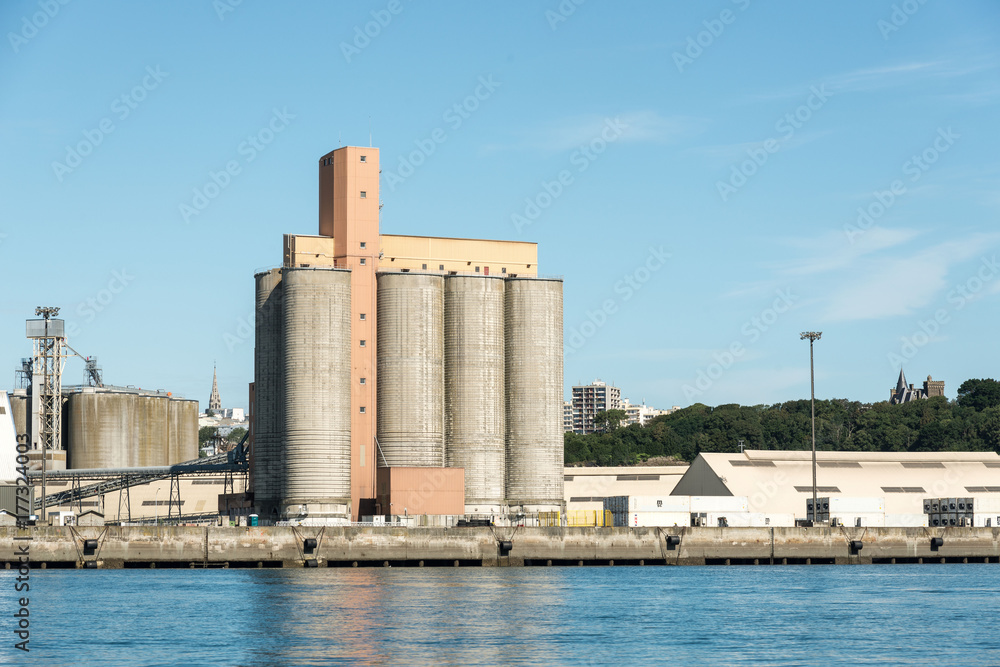 silo à grain au port de commerce de Brest