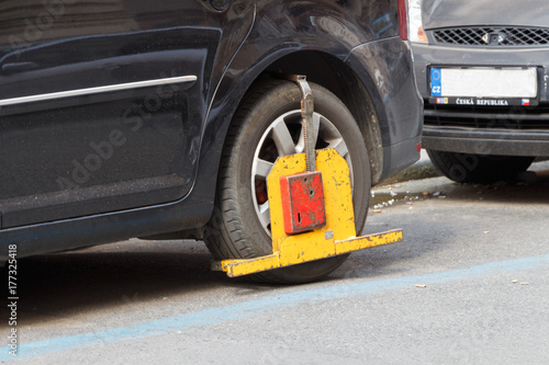 Voiture immobilisée par un sabot 