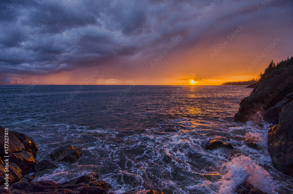 Obraz premium Stormy seaside sunset
