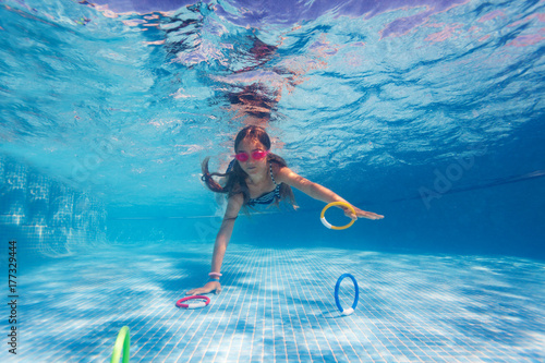 Fotografia, Obraz Girl exercising during underwater swimming lesson