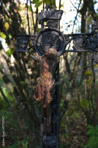 altes Grabkreuz aus Schmideeisen mit Granitjesus photo