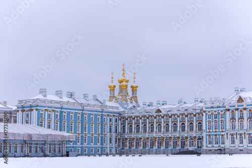 Bild auf Leinwand Fragment of the facade of the Catherine Palace with the domes of the Resurrection Church on a dull Janyary day