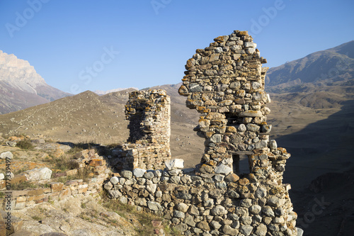 Развалины древнего замка в горах Северного Кавказа