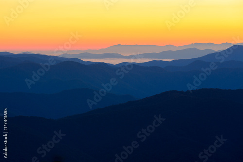 Foto The sun rises over the blue mountains of Great Smoky Mountains National Park