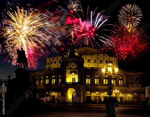 Feuerwerk über der Semper-Oper in Dresden #177343430