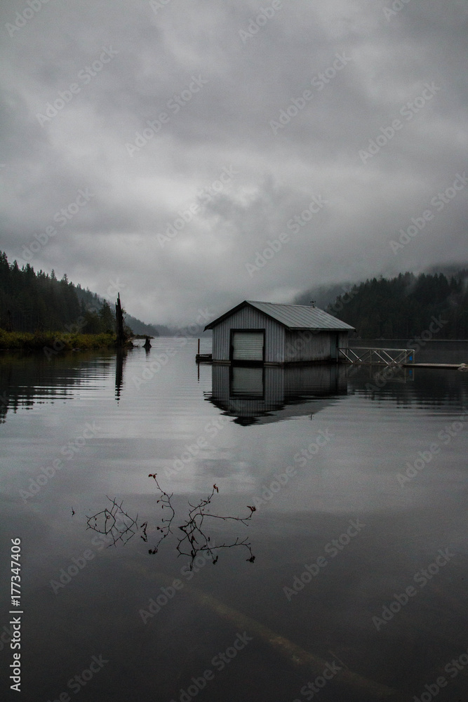 Fototapeta premium Nebel über dem Buntzen Lake