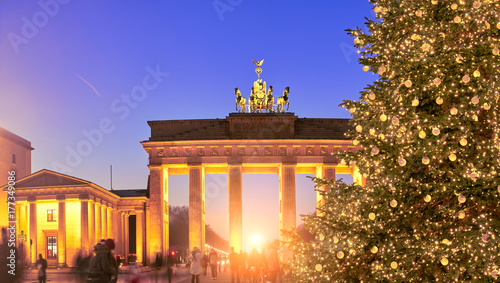 panoramiczny-obraz-choinki-w-bramy-brandenburskiej-w-berlinie