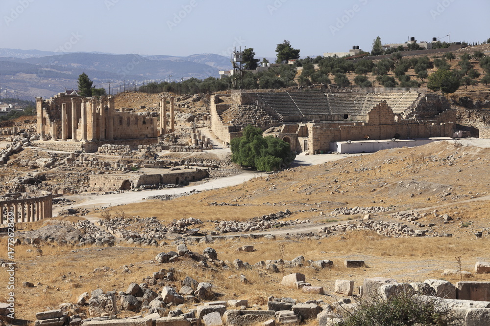 ジェラシュ遺跡のゼウス神殿と南のローマ劇場