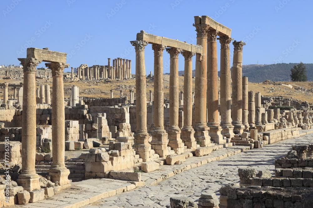 ジェラシュ遺跡の列柱道路とアルテミス神殿