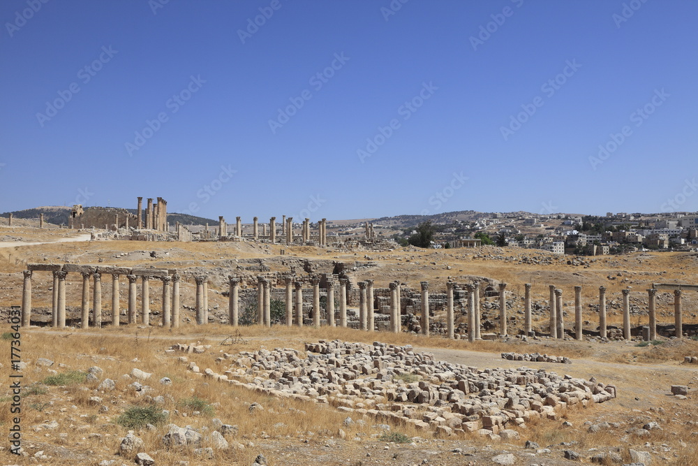 ジェラシュ遺跡の南列柱道路とアルテミス神殿