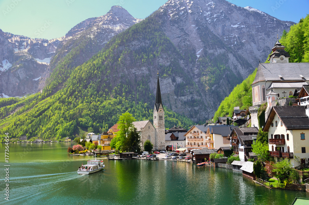 Fototapeta premium Hallstatt, Austria in spring season.