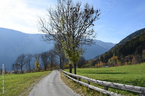 Osttirol, Lienz, Lienzer Dolomiten, Lienzer Talboden, Thurn, Prappernitze, Dorf, Bergbauerndorf, Weiler, Landwirtschaft, Straße, Weg, Schleinitz, Zettersfeld, Kirche, Helenenkirche photo