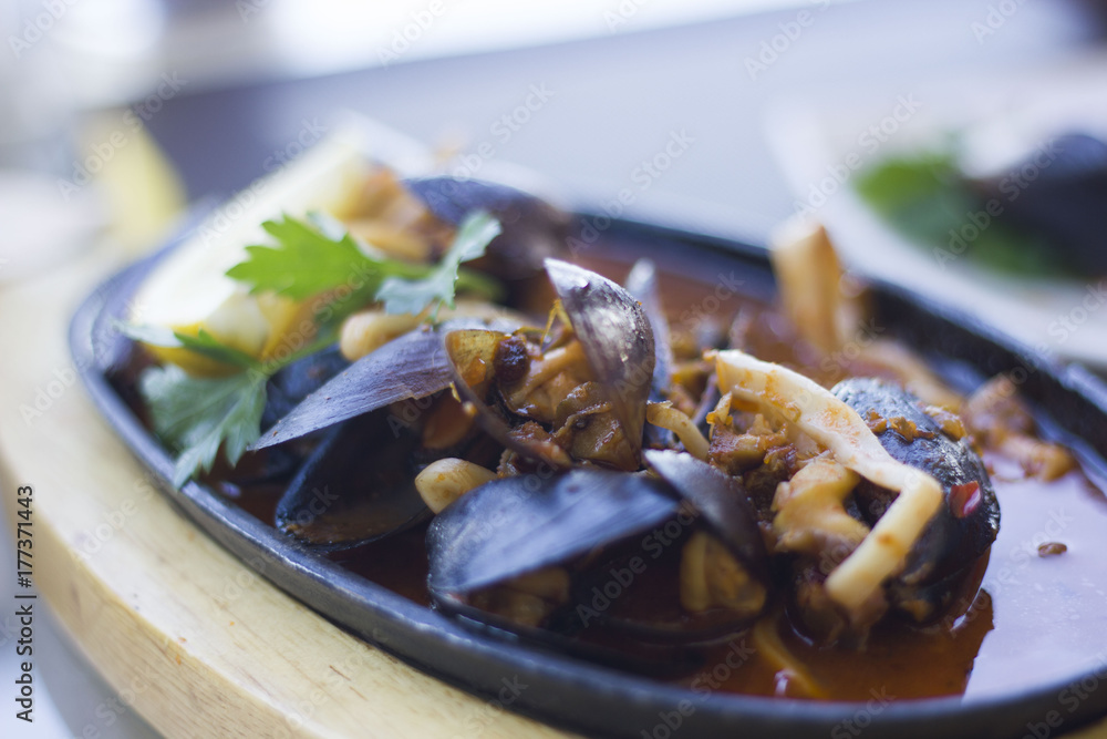 Steamed mussels in sauce served in a pan Steamed mussels in sauce served in a pan