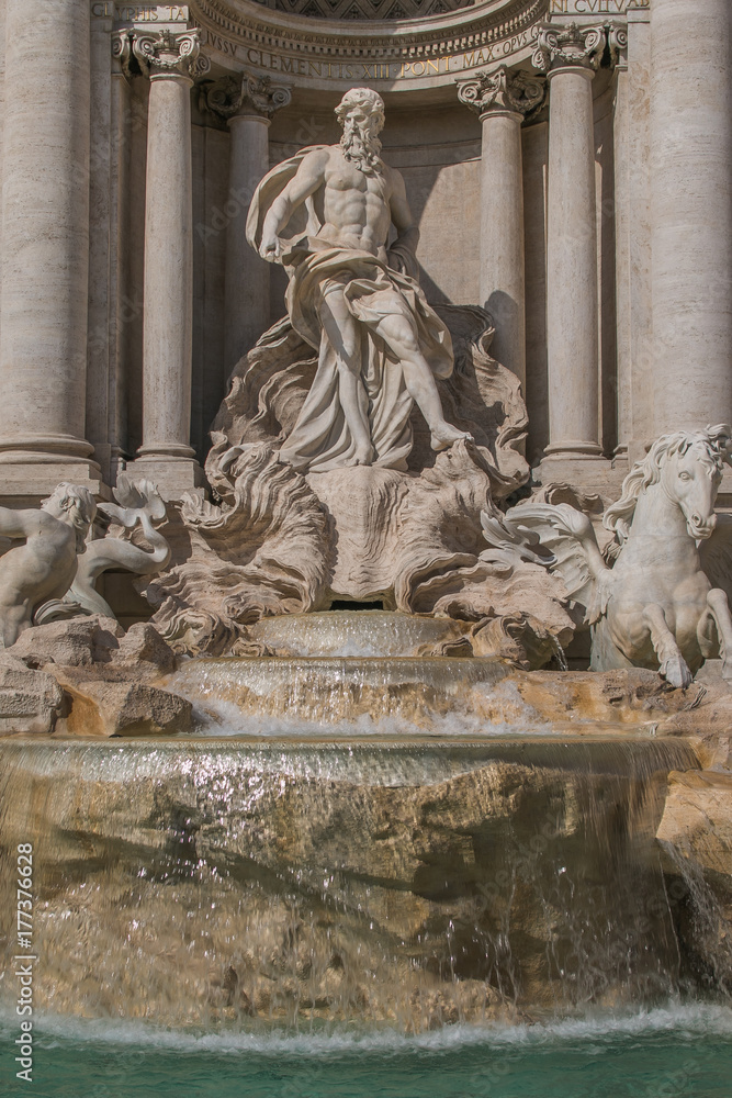 Dettagli della fontana di Trevi a Roma