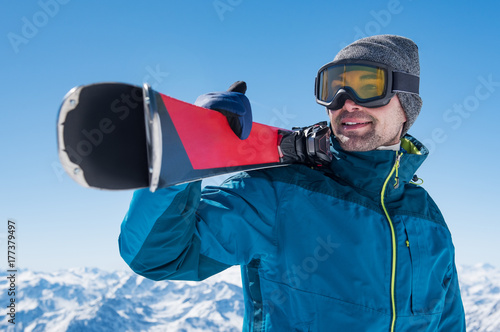 Man holding ski