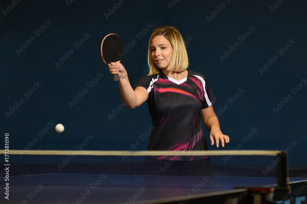 jeune femme pratiquant le tennis de table Stock Photo | Adobe Stock