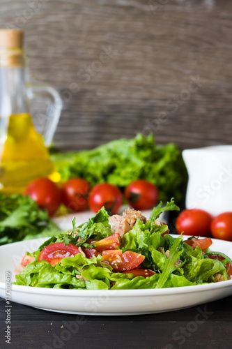 Salad with tuna and mustard dressing