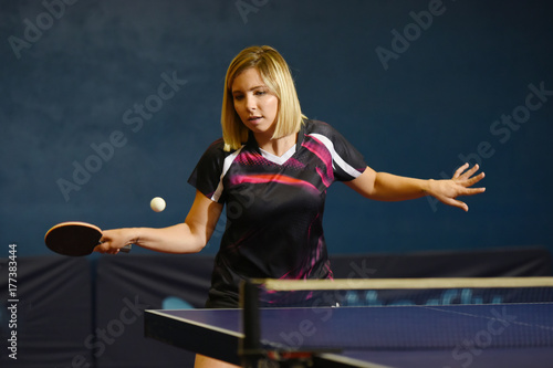 jeune femme pratiquant le tennis de table