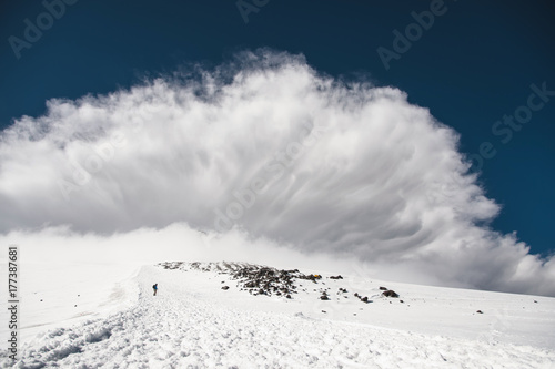 Billede på lærred Stormy clouds overhang over the snow-capped mountain Elbrus