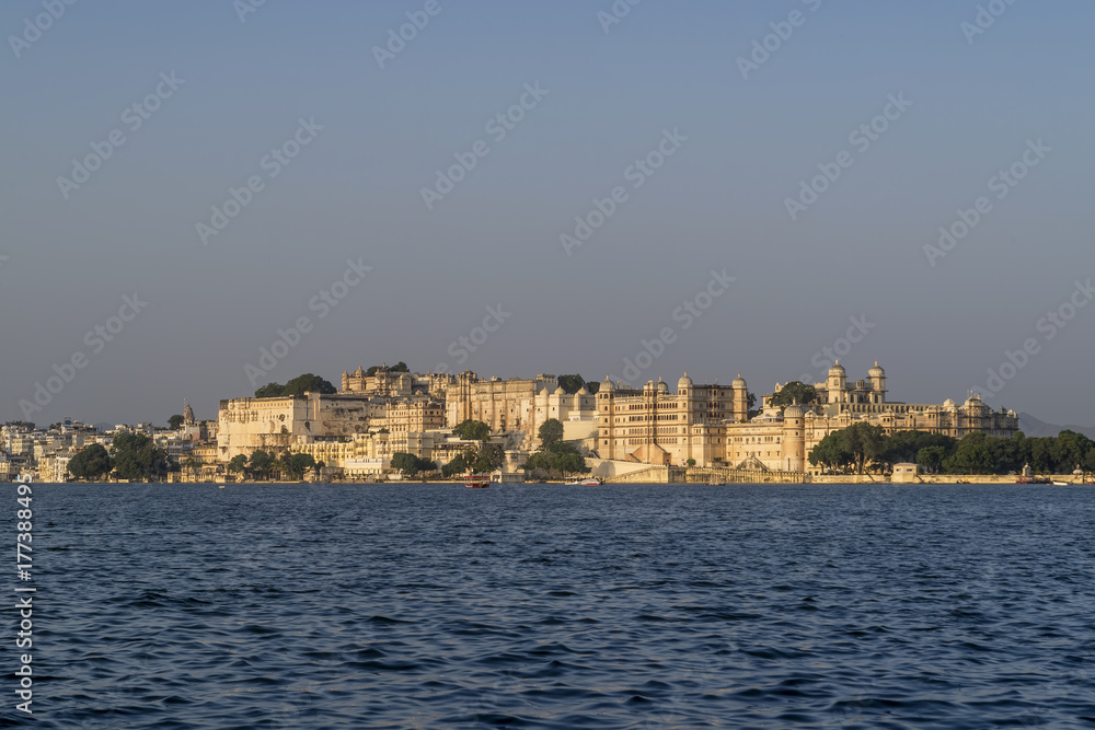 Fototapeta premium Stunning panoramic view of the ancient City Palace complex in Udaipur, India, from Lake Pichola