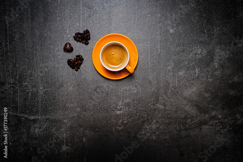 Kaffee in oranger tasse von oben