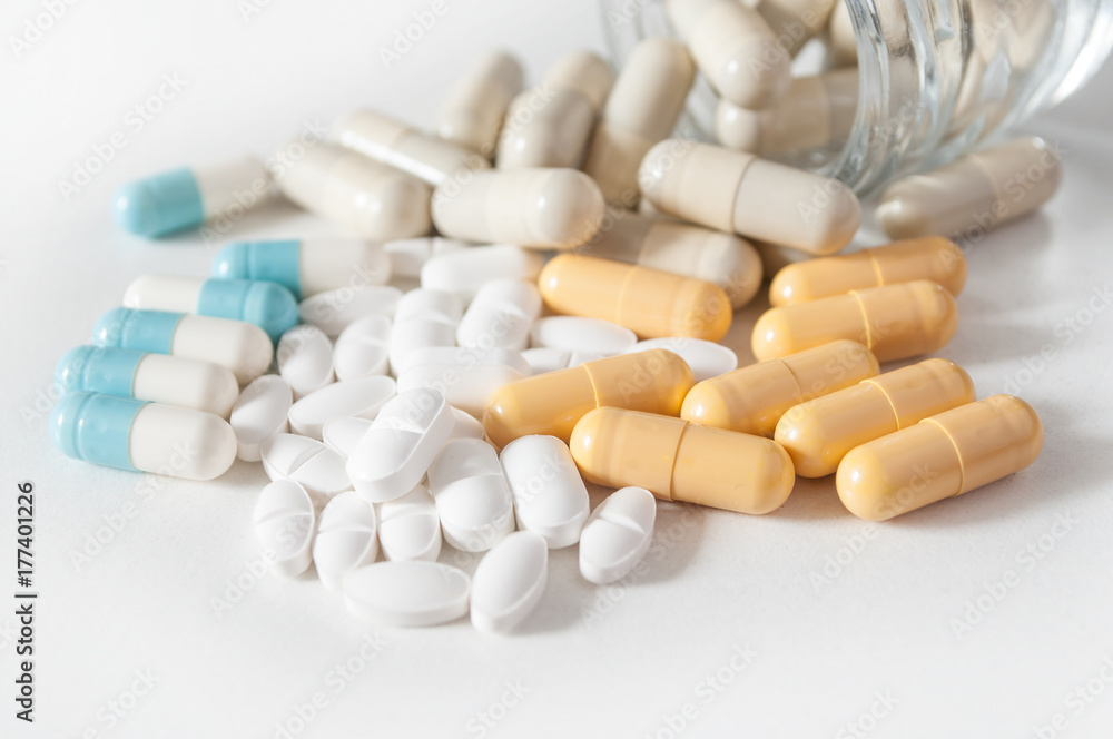 médicaments et flacon sur fond blanc médicaments et flacon sur fond blanc