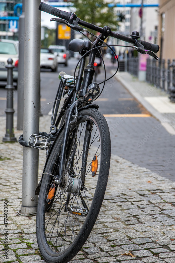 Radfahren in der Großstadt: Rad an Fahrradkette vor Radweg