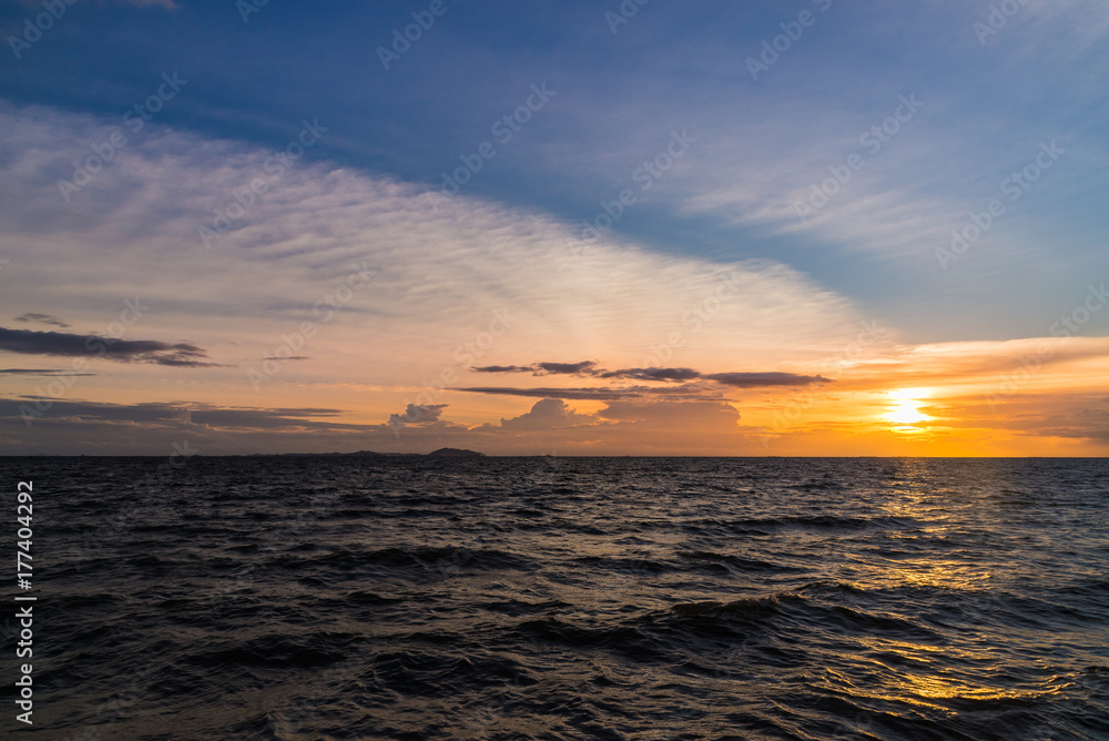 Obraz premium Sunset sky background on the beach.
