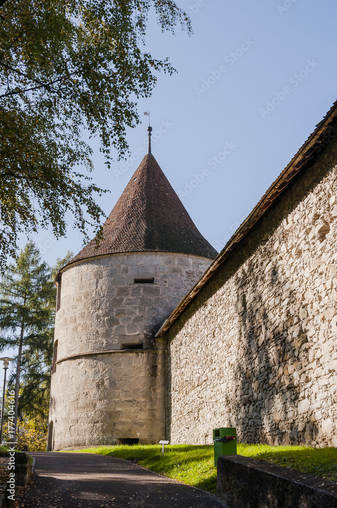 Fototapeta premium Stadt Zug, Zug, Stadt, Stadtmauer, Pulverturm, Huwilerturm, Altstadt, Stadtrundgang, Zugersee, Zentralschweiz, Herbst, Schweiz