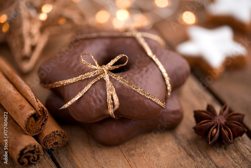 Weihnachtliches Stillleben mit Schokoladen-Lebkuchen photo