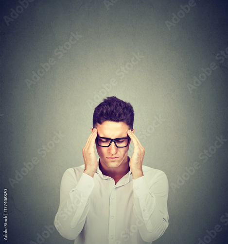 Foto Stressed man thinking intensely concentrating