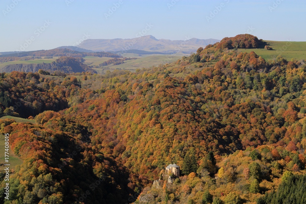 paysage d'Auvergne en automne et chapelle de Roche-Charles