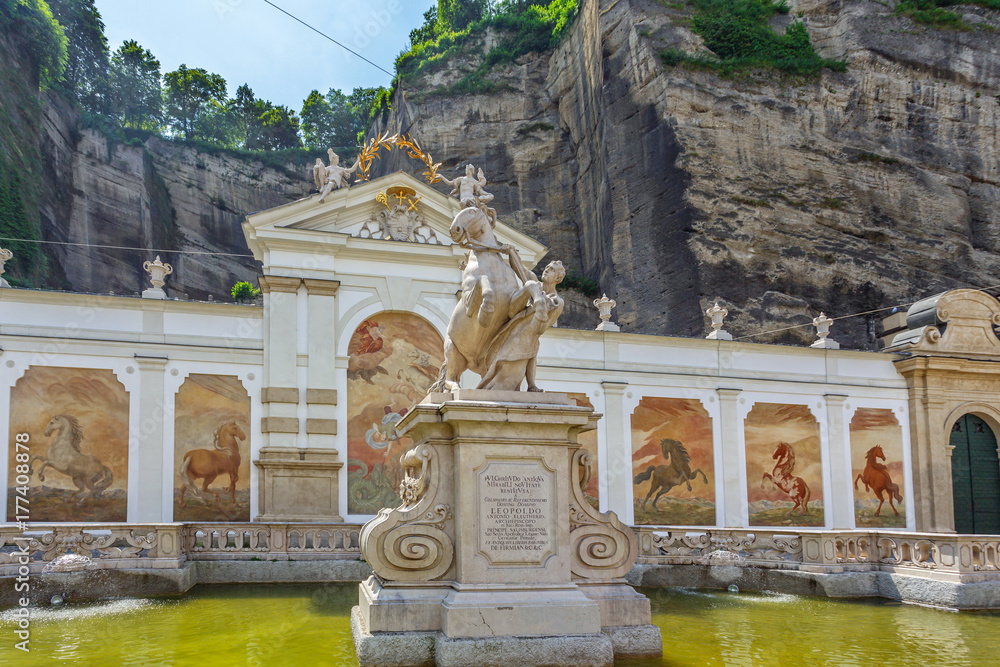 Obraz premium Słynna statua „Łaźnia koni” w centrum Salzburga