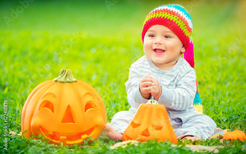 Cute baby with Halloween pumpkins © Anna Om