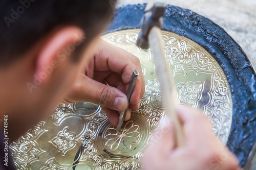 Tableau sur toile Artisans carving plates