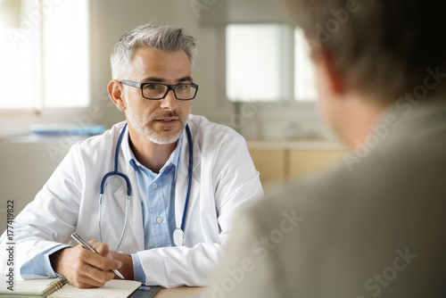 Fotografiet Doctor talking to patient in office