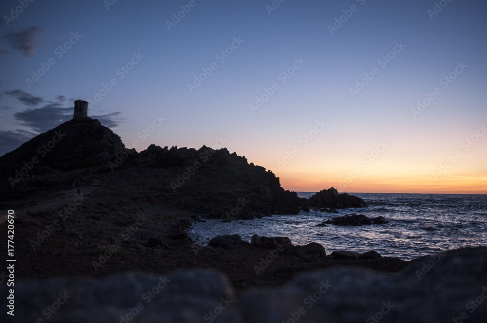Corsica, 01/09/2017: tramonto sulla Torre della Parata, la torre genovese costruita nel 1608, con vista sulle Isole Sanguinarie, le famose isole di porfido rosso scuro Corsica, 01/09/2017: tramonto sulla Torre della Parata, la torre genovese costruita nel 1608, con vista sulle Isole Sanguinarie, le famose isole di porfido rosso scuro