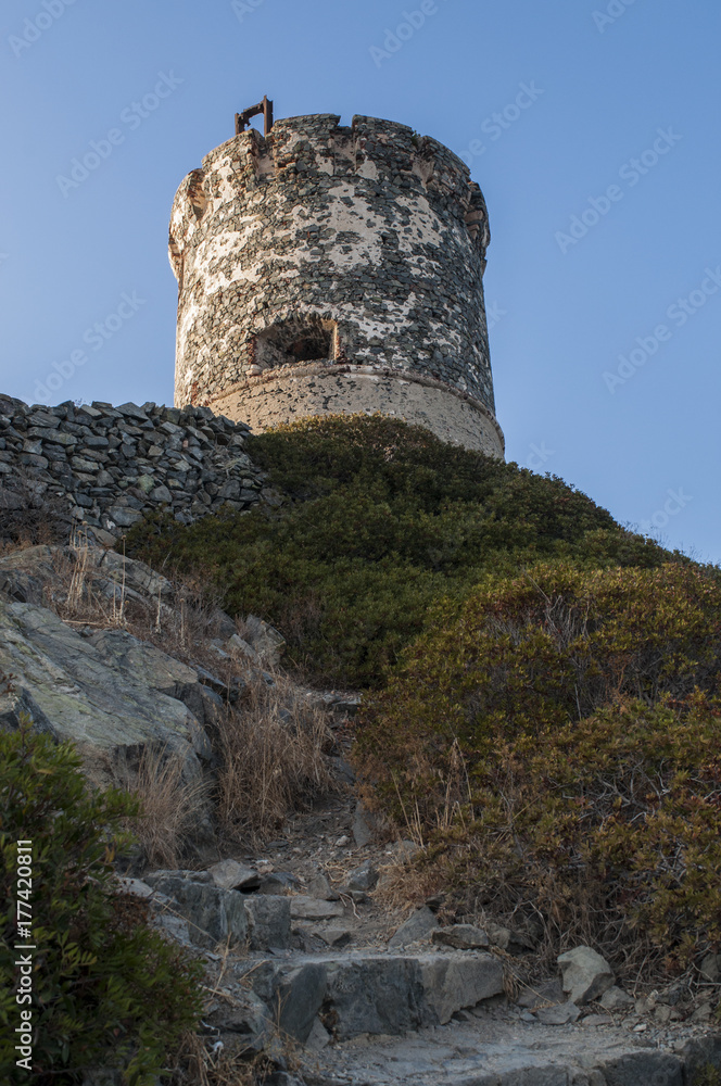 Corsica, 01/09/2017: la Torre della Parata, la torre genovese costruita nel 1608 con vista sulle Isole Sanguinarie