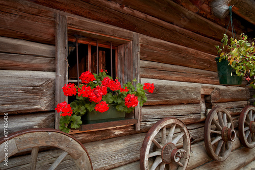 Altes traditionelles Bauernhaus mit Blumenschmuck