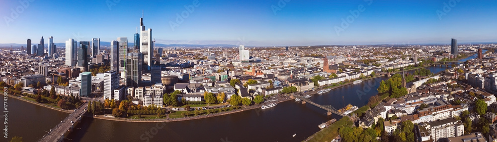 frankfurt skyline am ufer