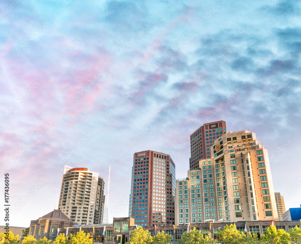 Obraz premium Melbourne skyscrapers at sunset - Victoria, Australia